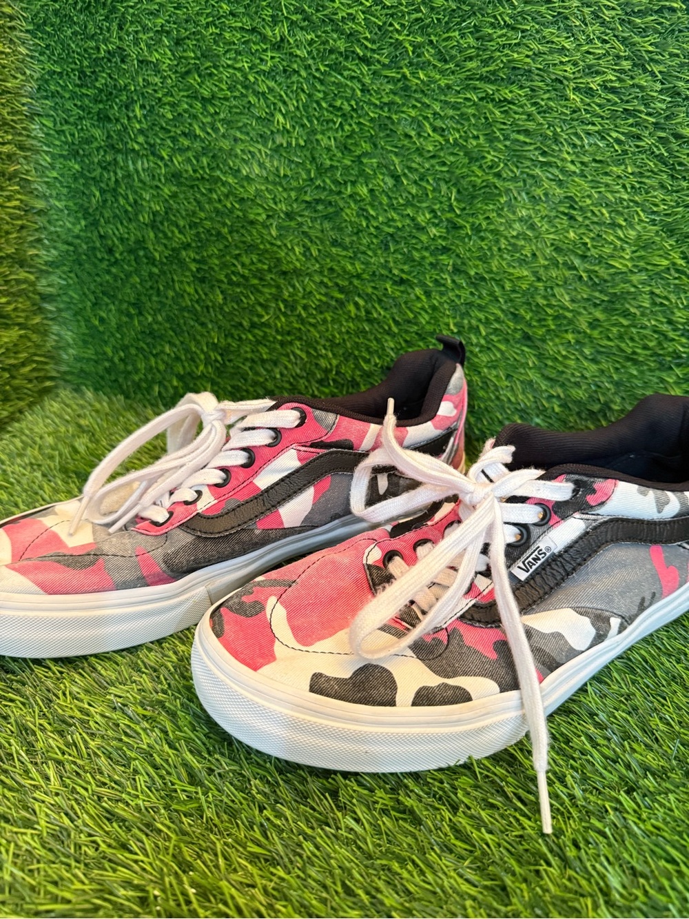 Vans men’s Kyle Walker Pink/Gray camo Pro Old Skool skate Sneakers. 10.0